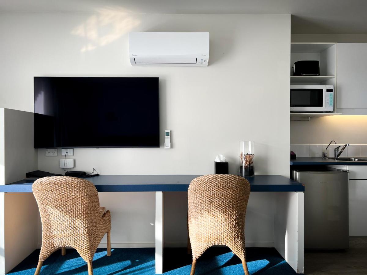 Beaches Nelson Extérieur photo A wall mounted air conditioner in a hotel room