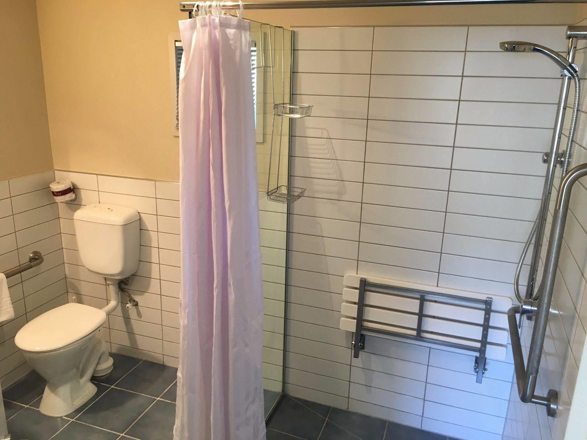 Beaches Nelson Extérieur photo A shower curtain