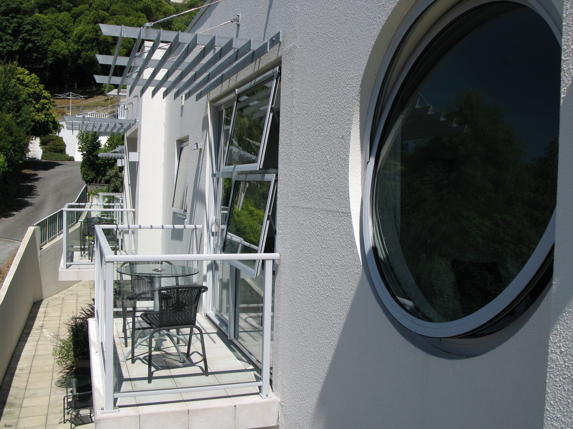 Beaches Nelson Extérieur photo A modern balcony